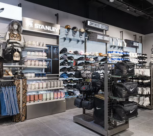 JD Sports supera los 500 M€ en España y absorbe a su filial en Canarias