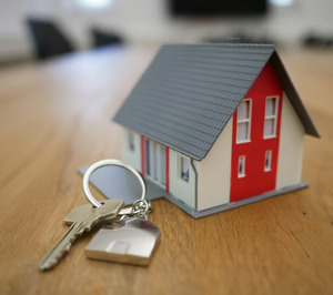 La compraventa de viviendas encadena en julio siete meses de caída