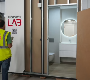 Proyme redobla su apuesta por la construcción industrializada y estrena una nueva fábrica de baños