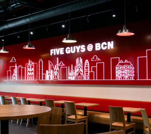 Five Guys estrena su primer restaurante en un aeropuerto