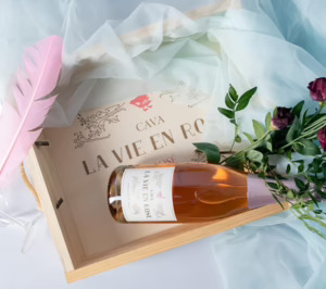 Luis Caballero distribuirá en exclusiva los vinos La Vie en Rosé