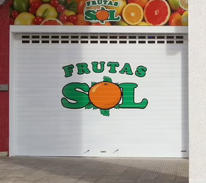 Los trabajadores de Frutas Sol Vigo a la espera tras el cierre de las tiendas
