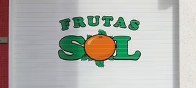 Los trabajadores de Frutas Sol Vigo a la espera tras el cierre de las tiendas