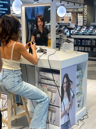 Remington junto con Sofia Suescun hacen una demostración de peinados